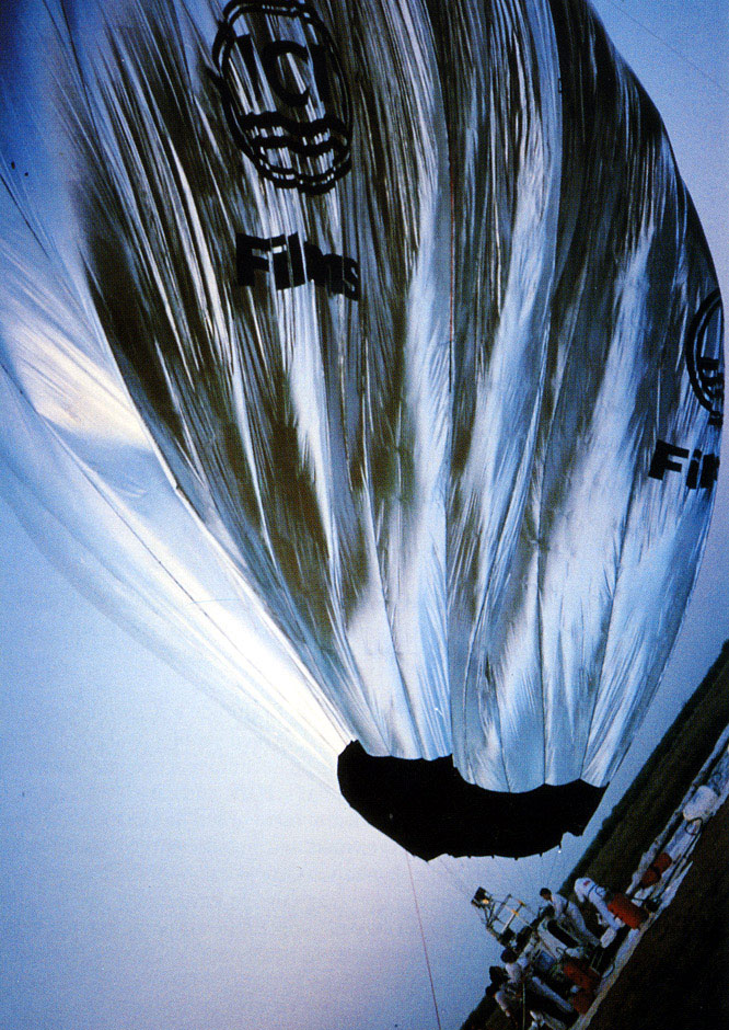 Picture of Stratoquestgets caught by a desert wind at dawn